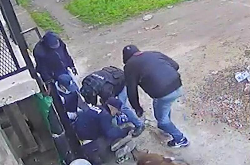 Vestidos como policiacuteas y simulando un allanamiento asaltaron a una familia