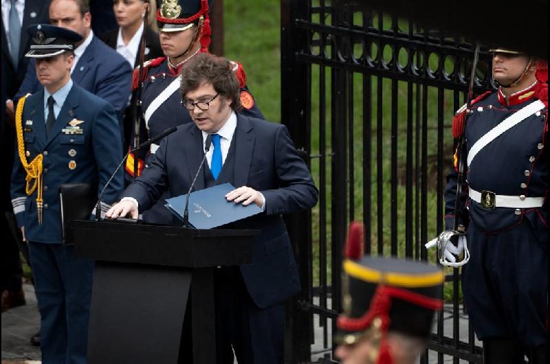 Acto de Malvinas- Milei volvioacute a mostrar gestos con un Adorni distendido