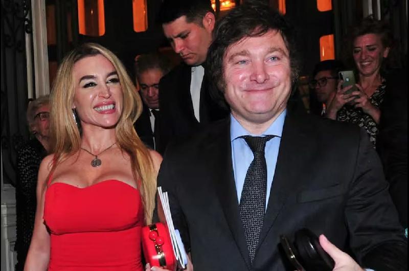 El presidente Javier Milei le cantaraacute un blues a Faacutetima Floacuterez mientras ella desfila