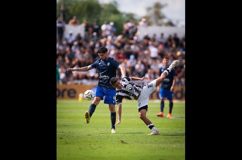 Gimnasia de Mendoza lo dio vuelta y derrotoacute a Veacutelez por el Torneo Apertura
