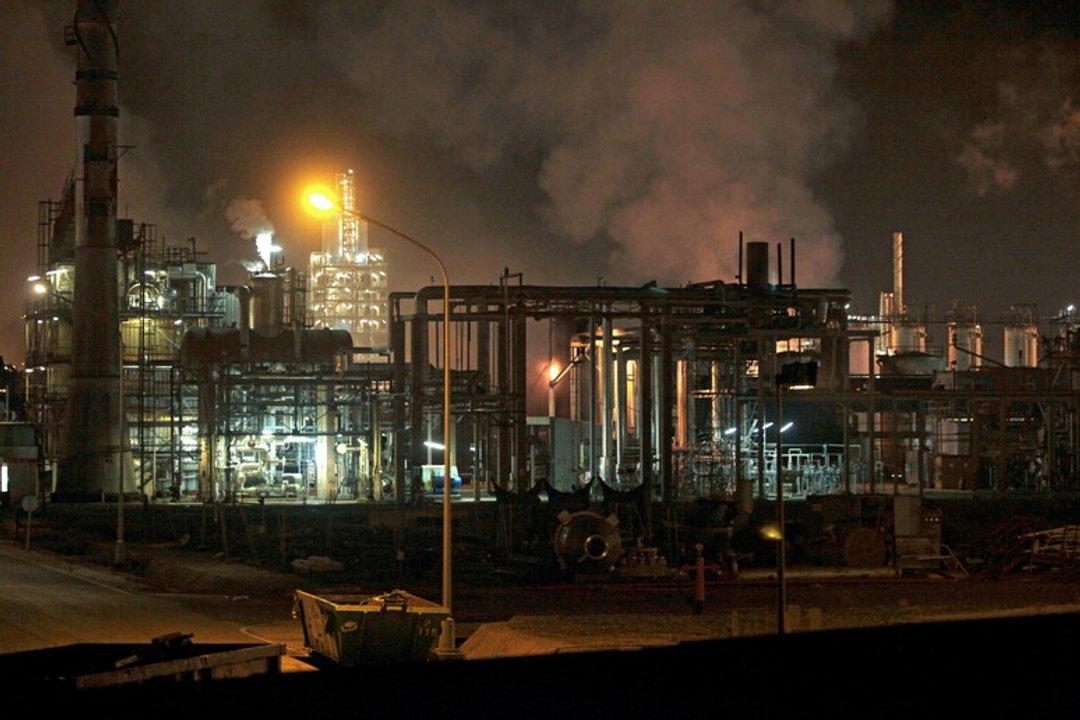 Ofensiva aeacuterea golpea centros petroquiacutemicos estrateacutegicos en el sudoeste de Iraacuten