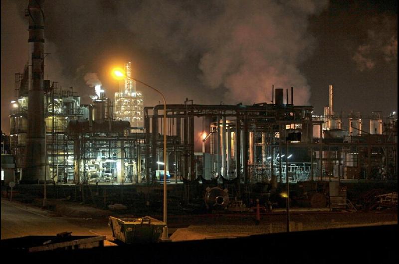 Ofensiva aeacuterea golpea centros petroquiacutemicos estrateacutegicos en el sudoeste de Iraacuten