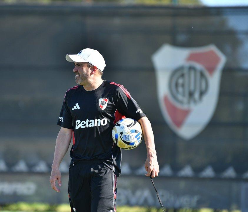 El defensor que buscariacutea sumar River para mitad de antildeo