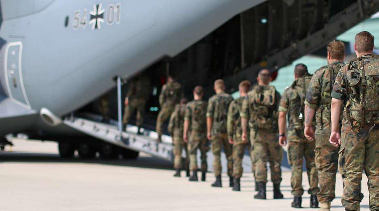 Servicio militar en Alemania- restringen la salida del paiacutes a hombres de entre 17 y 45 antildeos