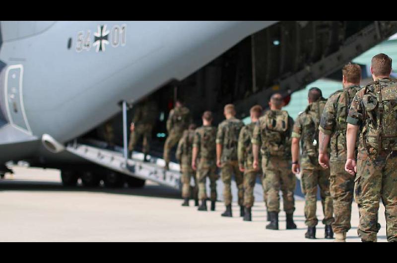 Servicio militar en Alemania- restringen la salida del paiacutes a hombres de entre 17 y 45 antildeos