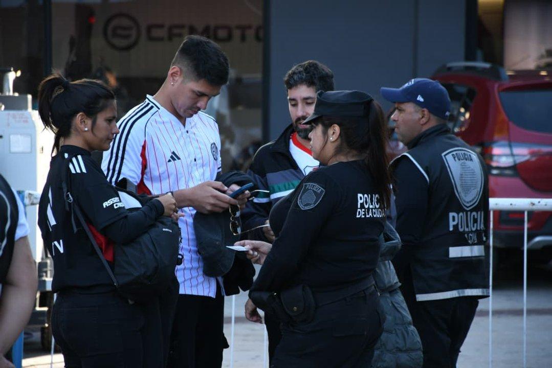 Torneo Apertura- varios detenidos en operativos de la Policiacutea de la Ciudad durante la fecha 13