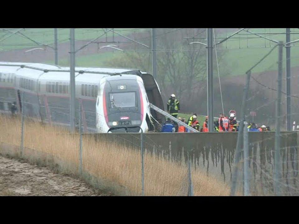 Traacutegico choque de un tren con camioacuten en Francia- murioacute el maquinista y hay 27 heridos