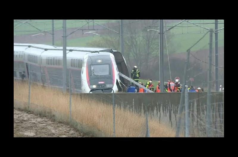 Traacutegico choque de un tren con camioacuten en Francia- murioacute el maquinista y hay 27 heridos