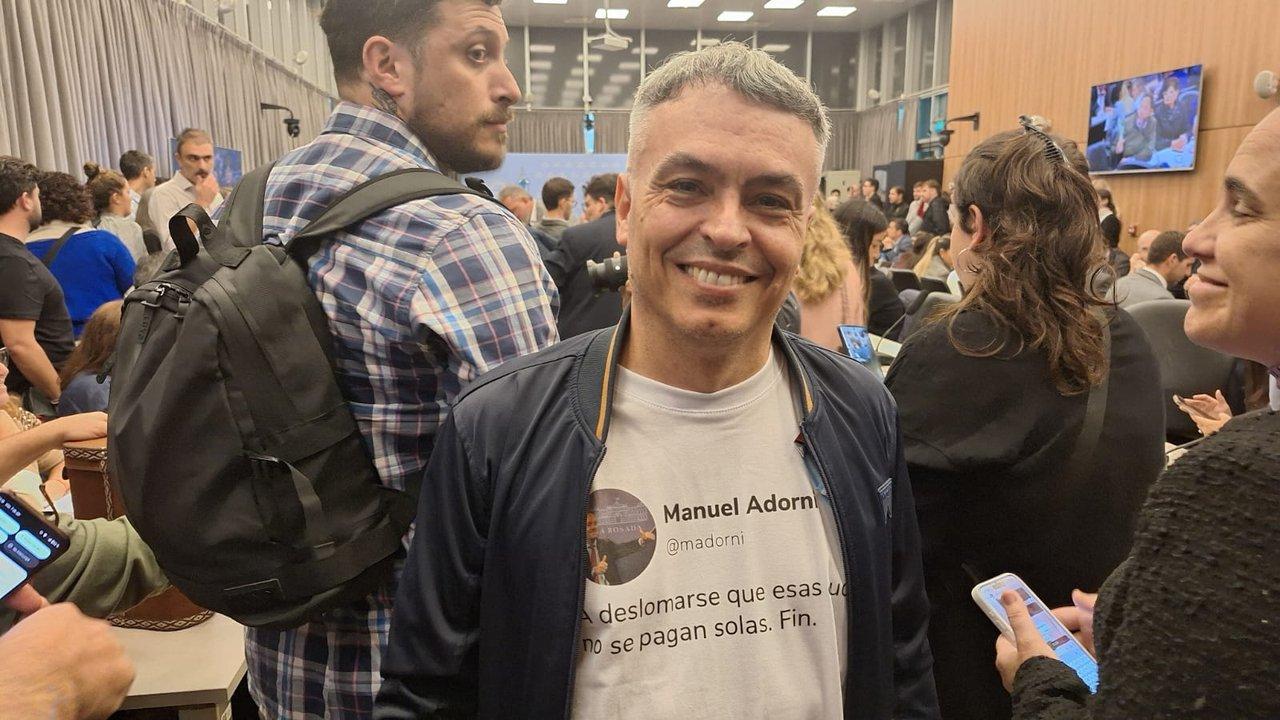 ldquoA deslomarse que esas cuotas no se pagan solasrdquo la frase contra Adorni en la remera de un diputado opositor 