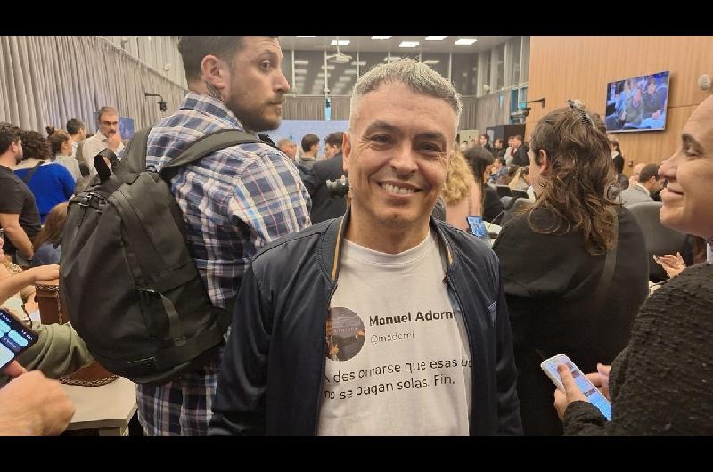ldquoA deslomarse que esas cuotas no se pagan solasrdquo la frase contra Adorni en la remera de un diputado opositor 