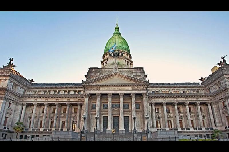 Ley de Glaciares- un activista se trepoacute a un monumento en el Congreso