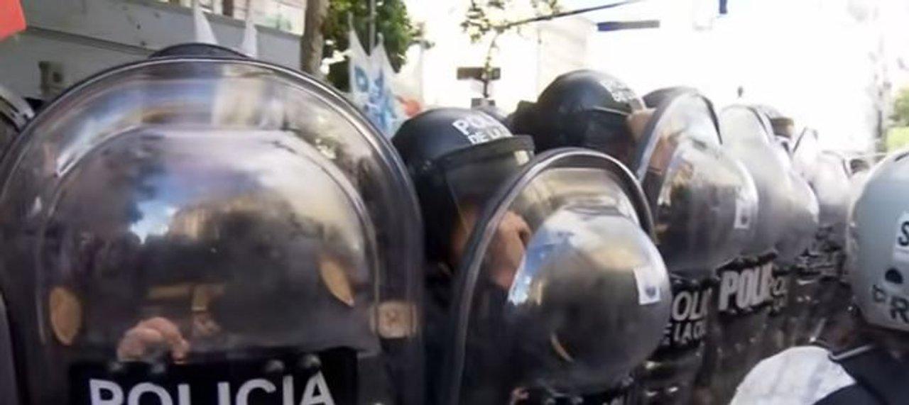 Incidentes entre la Policiacutea y los manifestantes por la Ley de Glaciares- un detenido