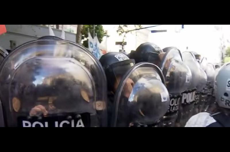 Incidentes entre la Policiacutea y los manifestantes por la Ley de Glaciares- un detenido