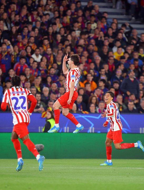 Con un golazo de Juliaacuten Aacutelvarez Atleacutetico de Madrid vencioacute al Barcelona y quedoacute mejor parado en la Champions League