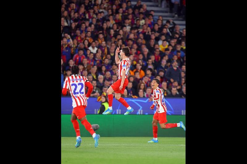 Con un golazo de Juliaacuten Aacutelvarez Atleacutetico de Madrid vencioacute al Barcelona y quedoacute mejor parado en la Champions League