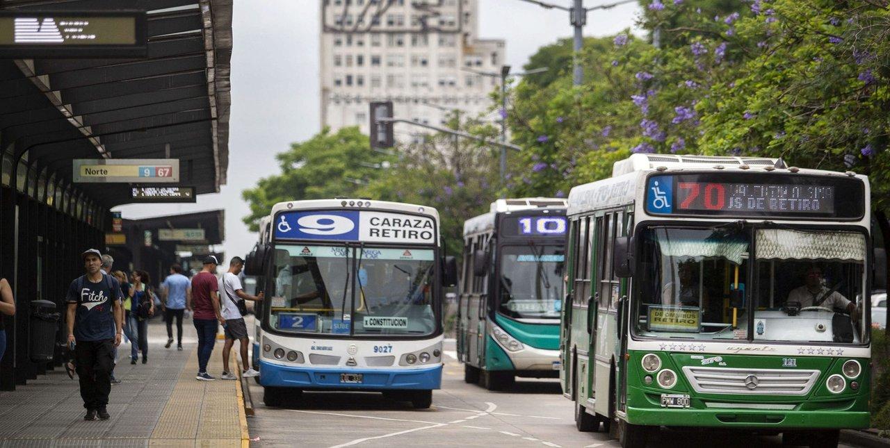 La UTA lleva a cabo un paro y hay largas filas en las paradas de colectivos