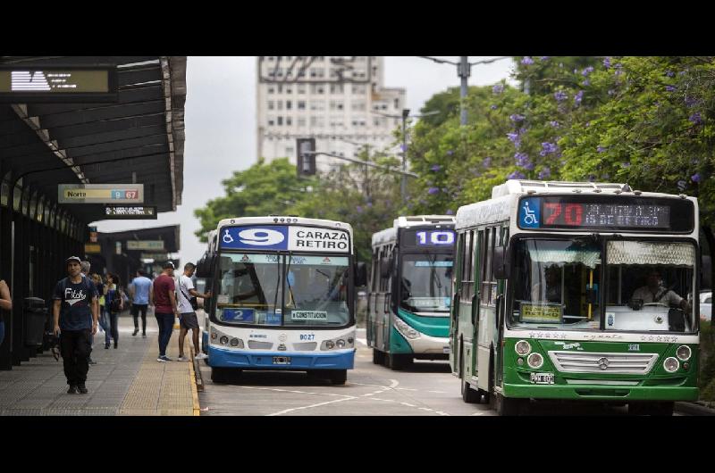 La UTA lleva a cabo un paro y hay largas filas en las paradas de colectivos