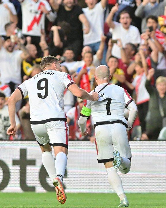 El Rayo Vallecano goleoacute al AEK Atenas y se acerca a la semifinal de la UEFA Conference League