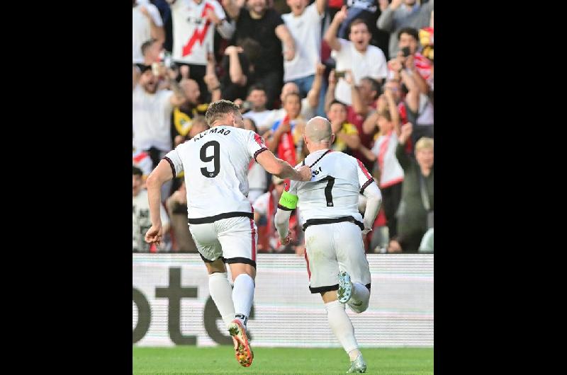 El Rayo Vallecano goleoacute al AEK Atenas y se acerca a la semifinal de la UEFA Conference League