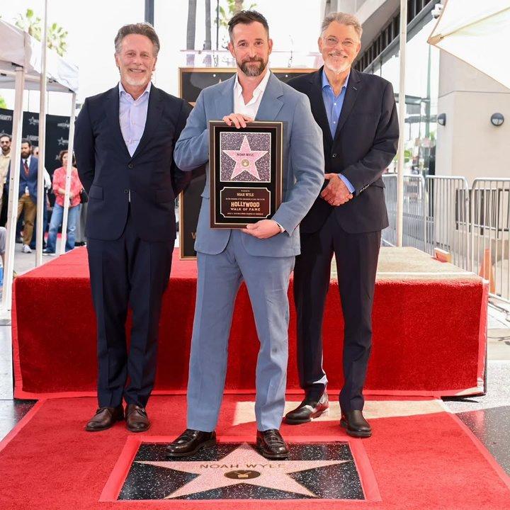 Noah Wyle actor de ldquoERrdquo y The Pitt recibe su estrella en el Paseo de la Fama de Hollywood