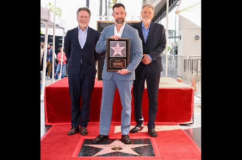 Noah Wyle actor de ldquoERrdquo y The Pitt recibe su estrella en el Paseo de la Fama de Hollywood