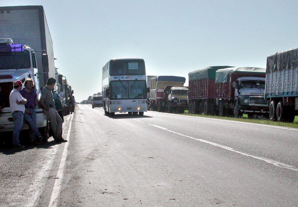 Ante las protestas de los transportistas por las tarifas el Gobierno se desligoacute del problema