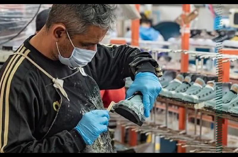 Otra empresa que cierra la faacutebrica echa a los 50 empleados que quedaban y trae zapatillas de China