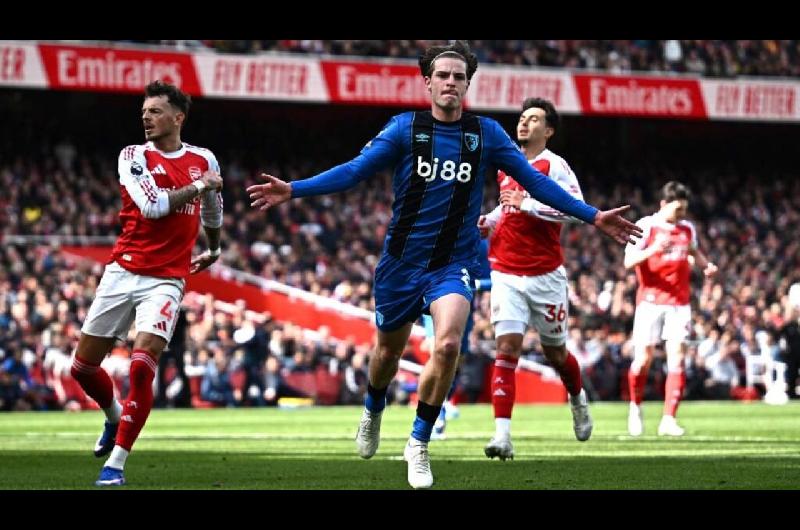 El Arsenal sufrioacute una sorpresiva derrota y se le abre una posibilidad al Manchester City en la Premier League