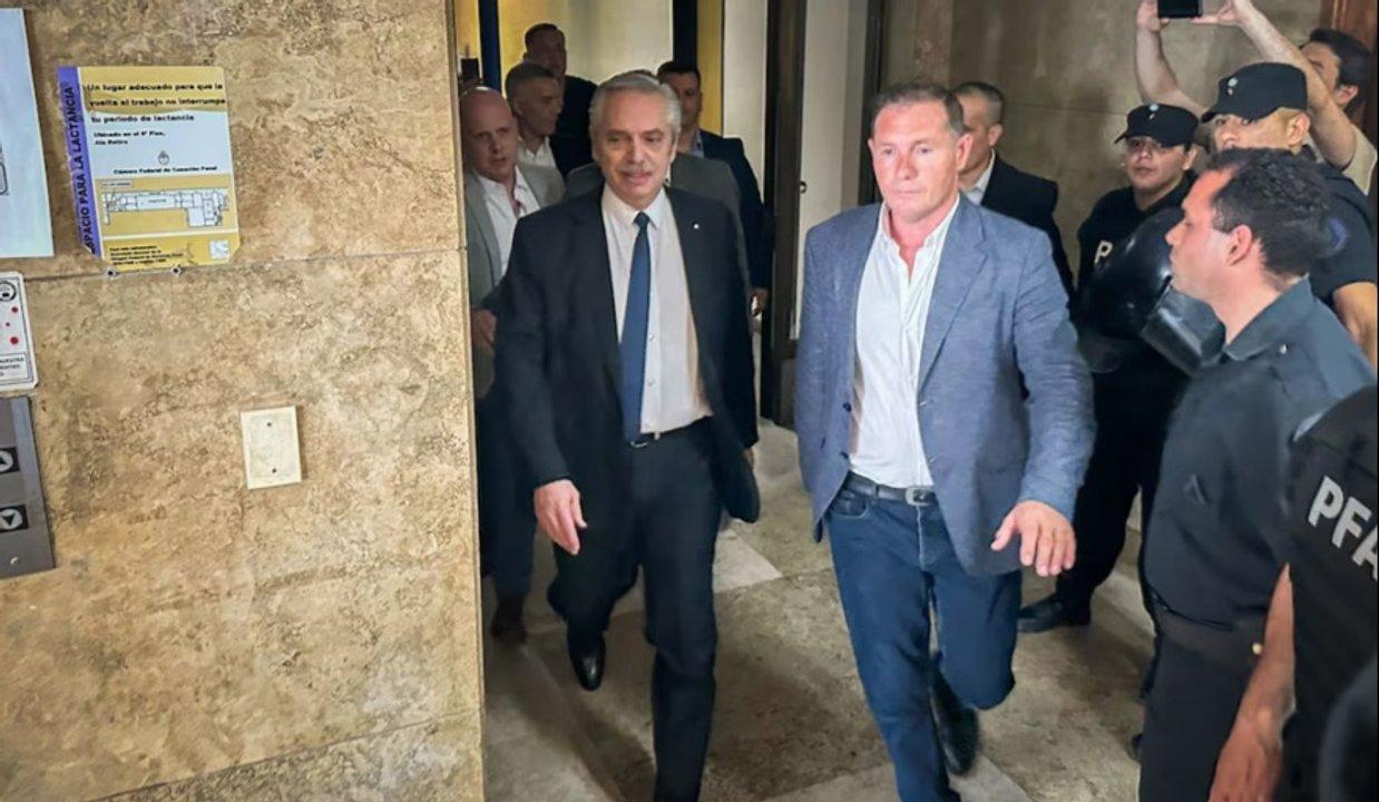 Alberto Fernaacutendez celebroacute el cumpleantildeos de su hijo mientras Casacioacuten define su futuro