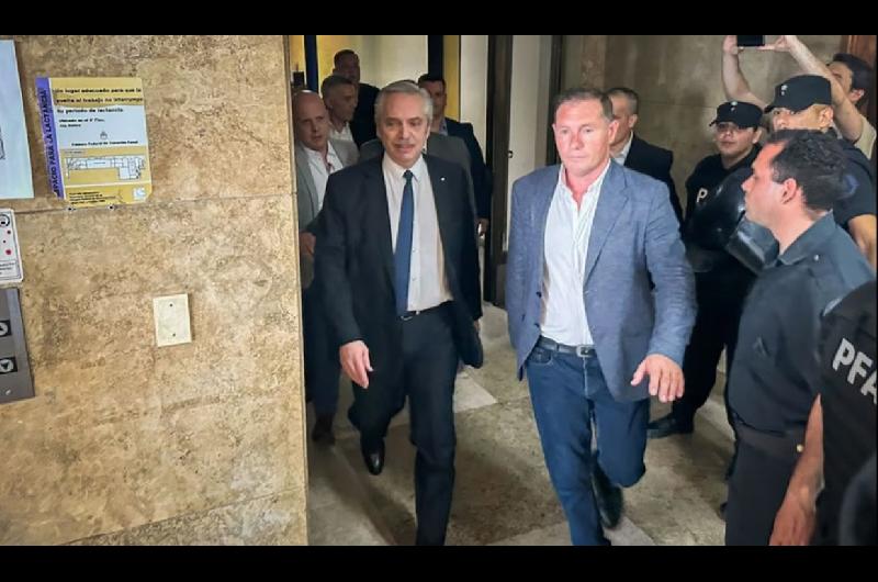 Alberto Fernaacutendez celebroacute el cumpleantildeos de su hijo mientras Casacioacuten define su futuro