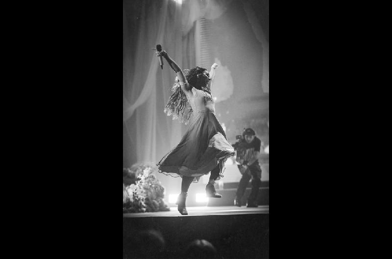 Aacutengela Torres volvioacute a emocionar en el Gran Rex y desatoacute la euforia del puacuteblico