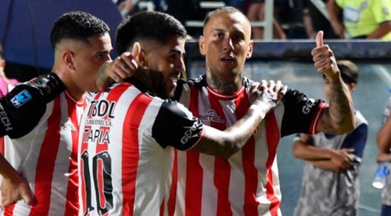 Barracas Central pisoacute fuerte en Coacuterdoba y se metioacute en zona de playoff