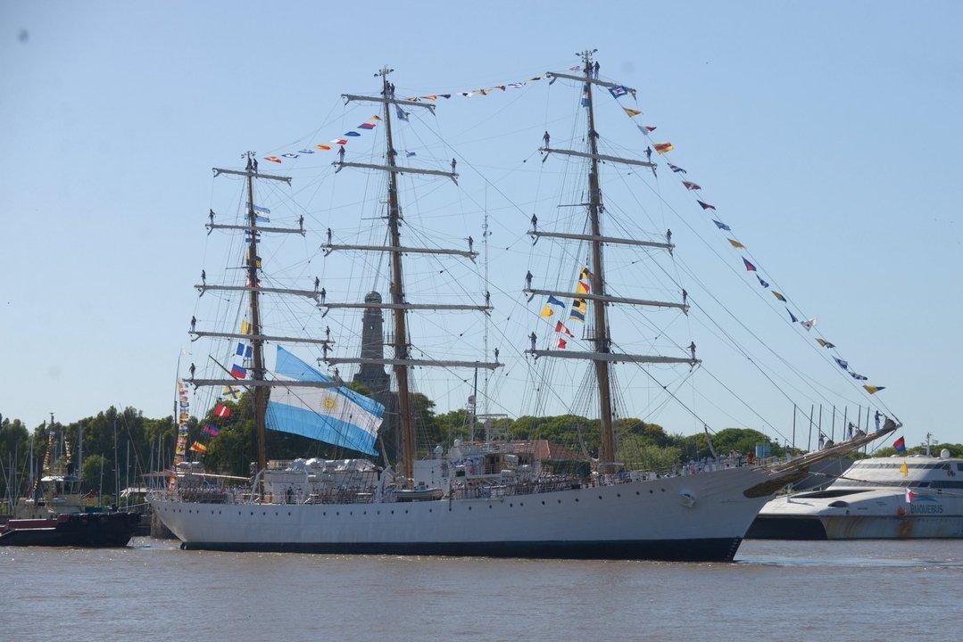 La Fragata Libertad zarpoacute en su 54deg viaje de instruccioacuten y Quirno destacoacute el valor de la ldquolibertadrdquo como guiacutea