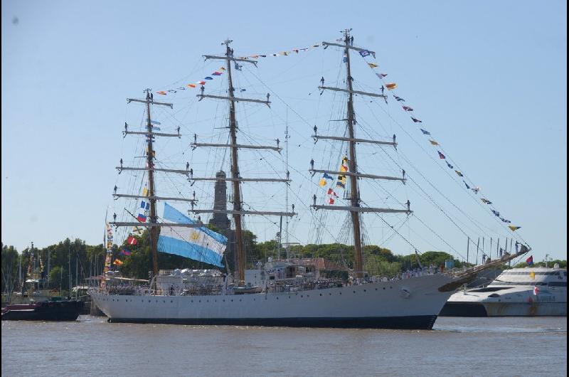 La Fragata Libertad zarpoacute en su 54deg viaje de instruccioacuten y Quirno destacoacute el valor de la ldquolibertadrdquo como guiacutea