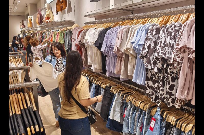 Las ventas minoristas cayeron en marzo y acumulan un declive del 36-en-porciento- en el primer trimestre del antildeo