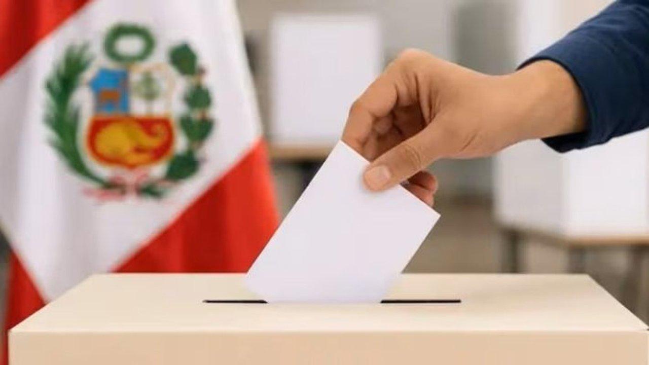 Maacutes de 52000 peruanos votan un diacutea despueacutes de las elecciones tras demoras en llegada de material electoral