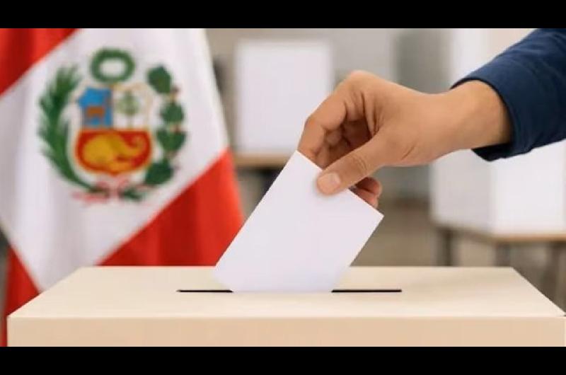 Maacutes de 52000 peruanos votan un diacutea despueacutes de las elecciones tras demoras en llegada de material electoral