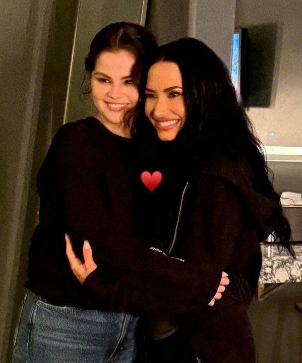 Selena Gomez y Demi Lovato se reencontraron despueacutes de antildeos de distanciamiento