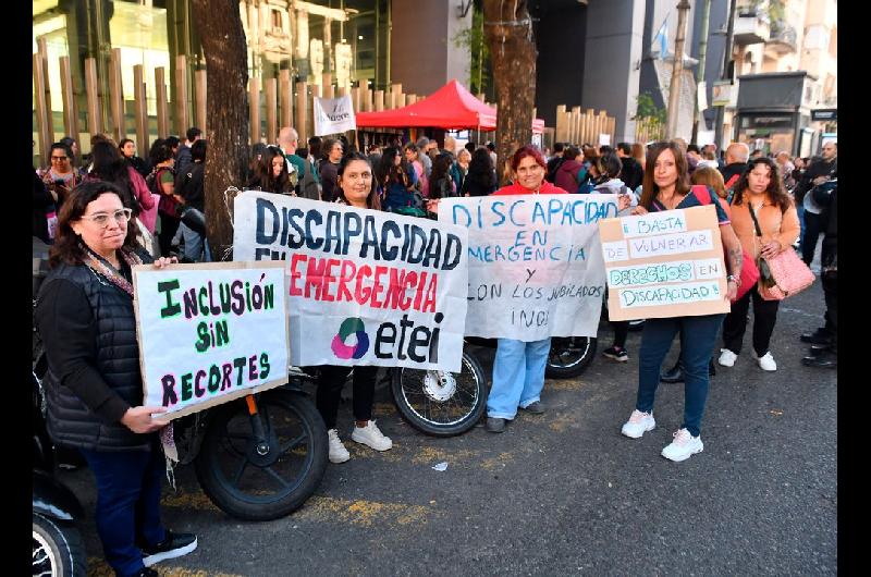 Discapacidad- organizaciones se movilizaron al Ministerio de Economiacutea