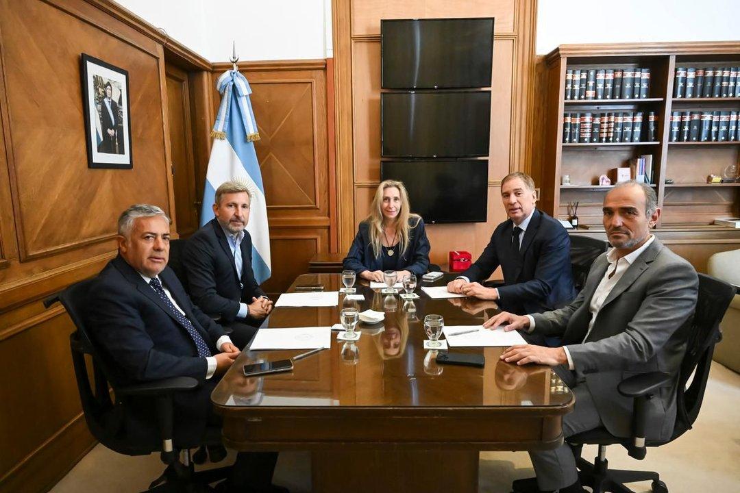 Karina Milei se reunioacute con dos gobernadores- se habilitaraacute a provincias a impulsar inversiones privadas para obras