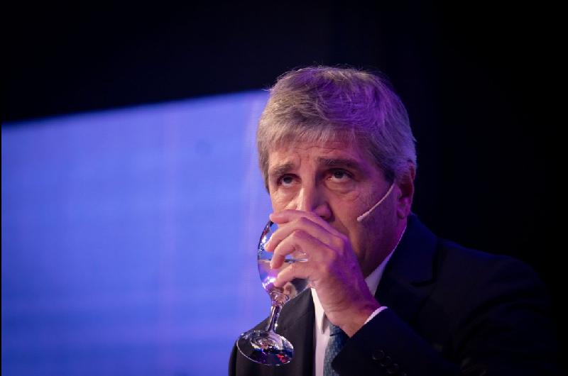 Caputo adelantoacute el mecanismo que utilizaraacute para pagar los proacuteximos vencimientos de deuda 