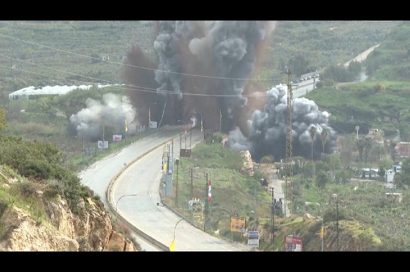 Con ataques aeacutereos Israel destruyoacute un puente estrateacutegico en el sur del Liacutebano