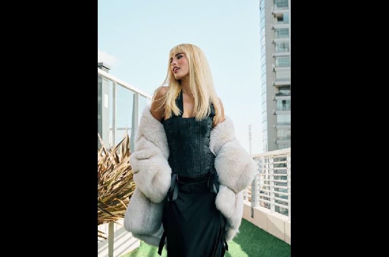 Juli Poggio homenajeoacute a Susana Gimeacutenez con sus looks icoacutenicos