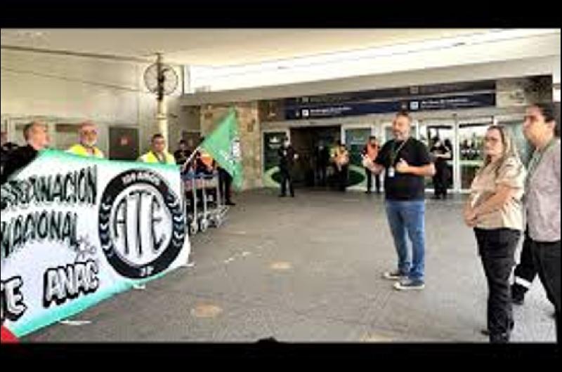 Vuelve la amenaza de demoras y cancelaciones en pleno auge del traacutefico aeacutereo