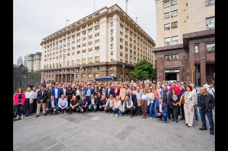 Intendentes evaluacutean denunciar a Caputo por presunta malversacioacuten de fondos