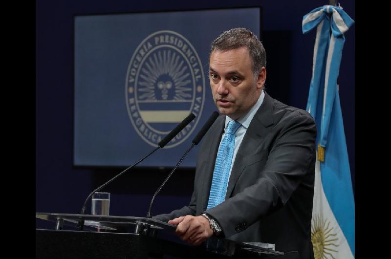  A pesar del avance de las denuncias Manuel Adorni mantiene el tono iroacutenico en redes sociales