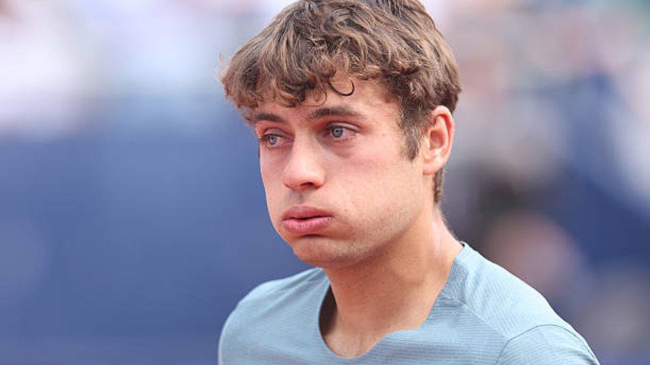 Cobolli dio la sorpresa y eliminoacute al local Zverev para avanzar a la final en el ATP 500 de Muacutenich