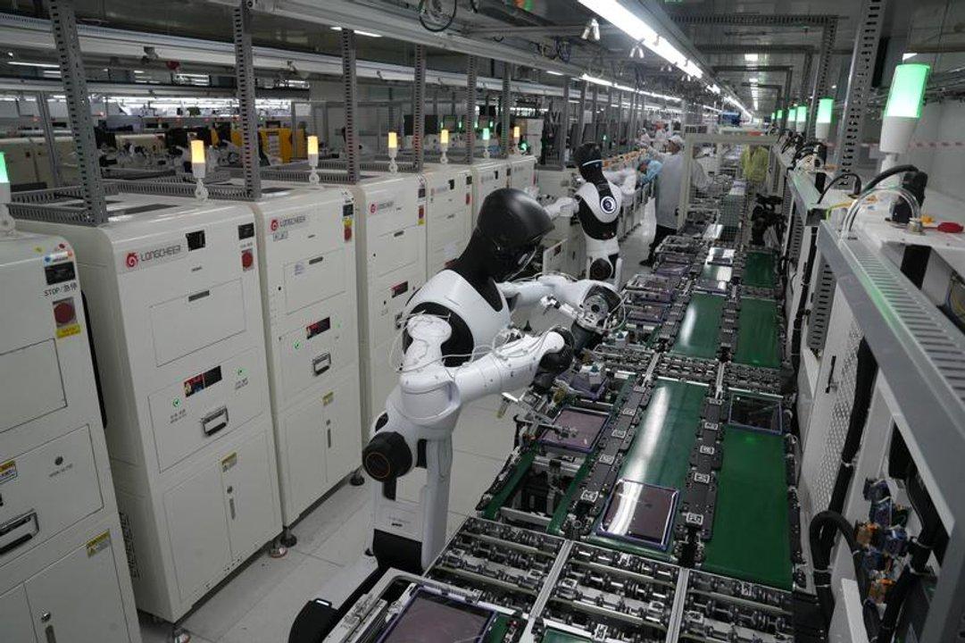  Robots humanoides chinos desplegados en liacuteneas de montaje para tareas de precisioacuten