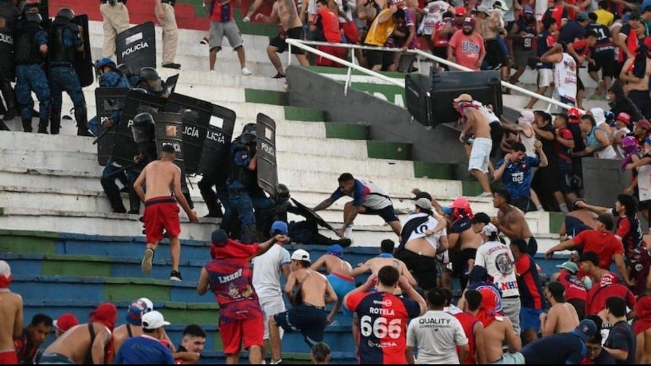 Caos en el Defensores del Chaco- suspendieron el claacutesico paraguayo por graves incidentes entre la policiacutea y la hinchada