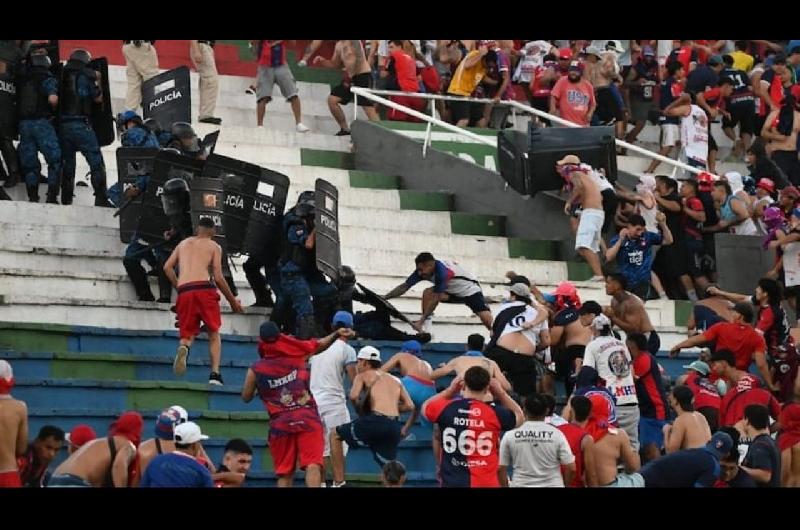 Caos en el Defensores del Chaco- suspendieron el claacutesico paraguayo por graves incidentes entre la policiacutea y la hinchada